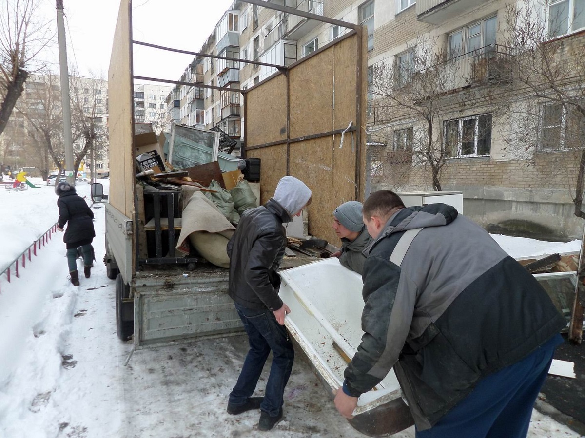 Вывоз старой мебели перед продажей квартиры