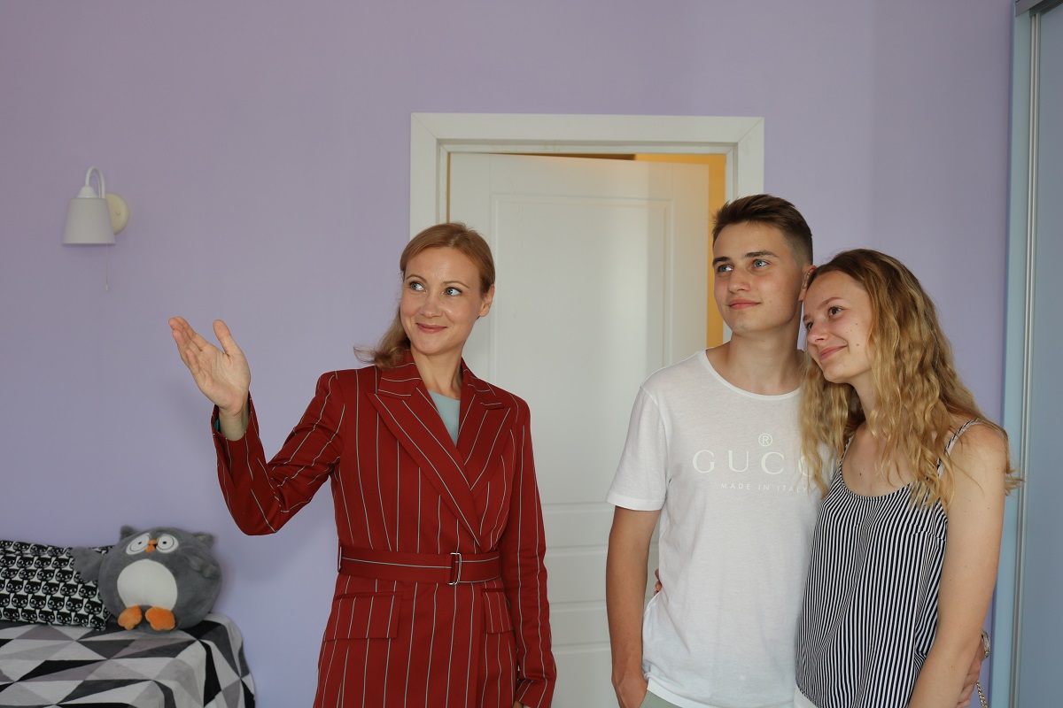 Риэлтор Татьяна Мамонтова показывает квартиру потенциальным покупателям